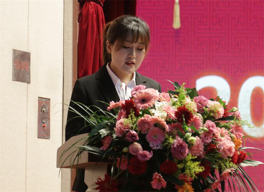 集團(tuán)副總、江蘇樹恩教育科技有限公司總經(jīng)理郭晏彤同志宣讀《關(guān)于2019年寶潤(rùn)集團(tuán)下達(dá)各校區(qū)招生計(jì)劃的意見》